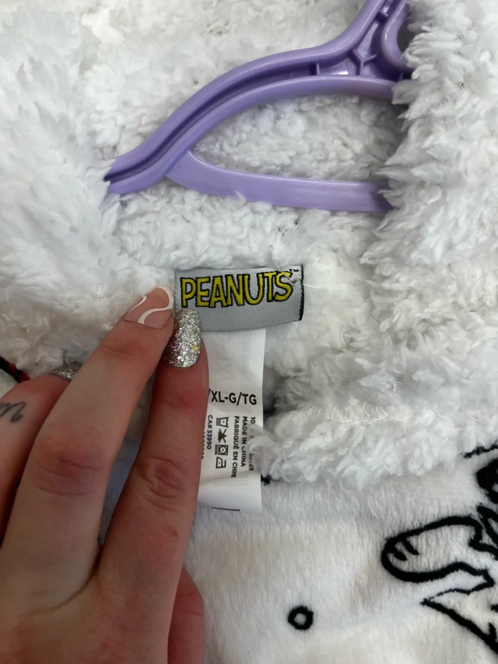 Peanuts Cozy fleece hoodie/blanket-style top featuring Snoopy - Picture 5 of 6